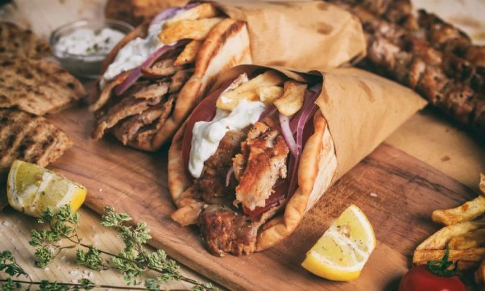 Είδος... πολυτελείας θα γίνει το σουβλάκι! Θα φτάσει στα τρία ευρώ